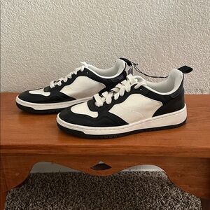 Women’s NWT Wild Fable Memory Foam Black and White Sneakers Size 7.5